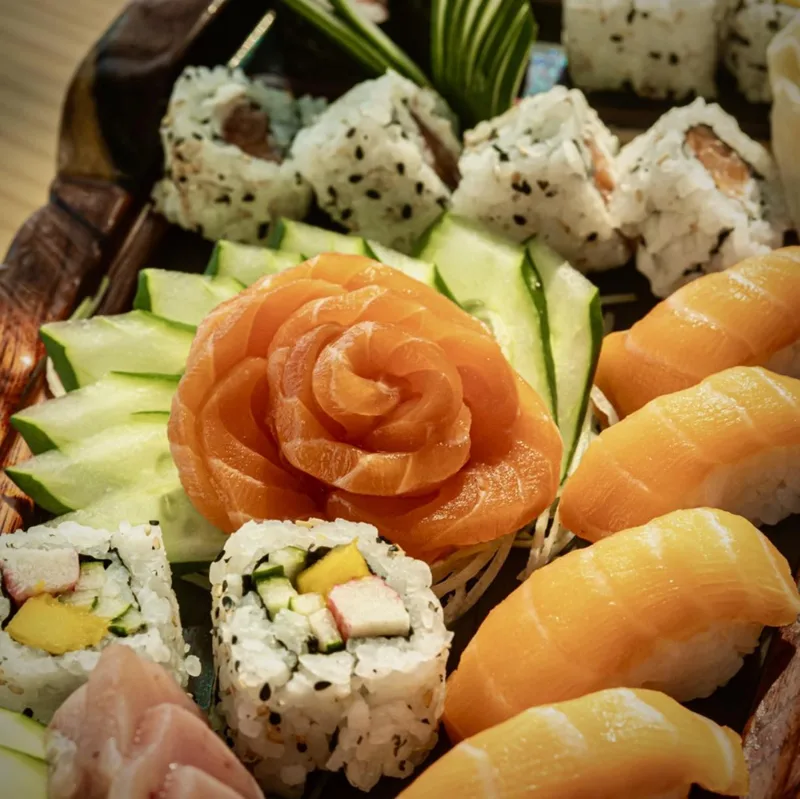 Seleção de sushis do Nabarca com salmão e acompanhamentos