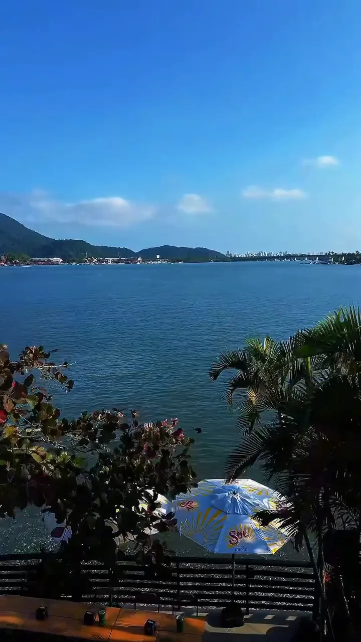 Mar e paisagem vistos do Nabarca, em São Vicente