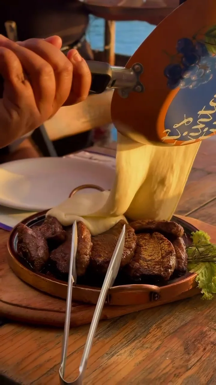 Aligot sendo servido com carne no Nabarca
