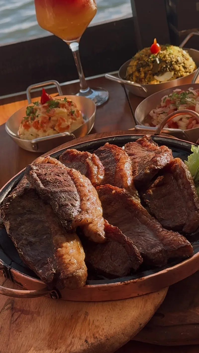 Tábua de carnes do grill servida à mesa no Nabarca